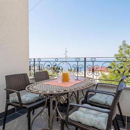 1 Bedroom Stunning Apartment In Макарска Экстерьер фото
