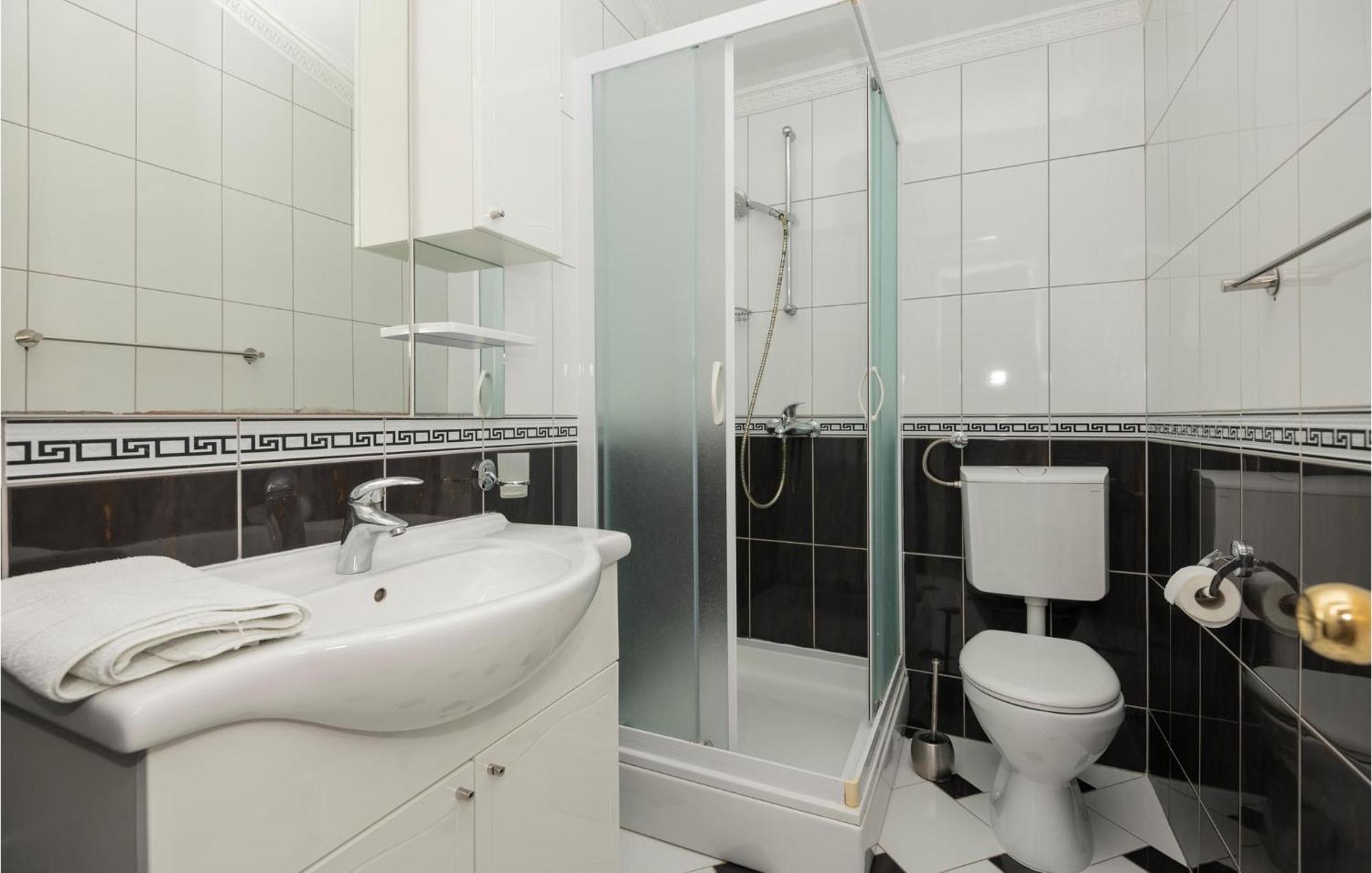 1 Bedroom Stunning Apartment In Макарска Экстерьер фото