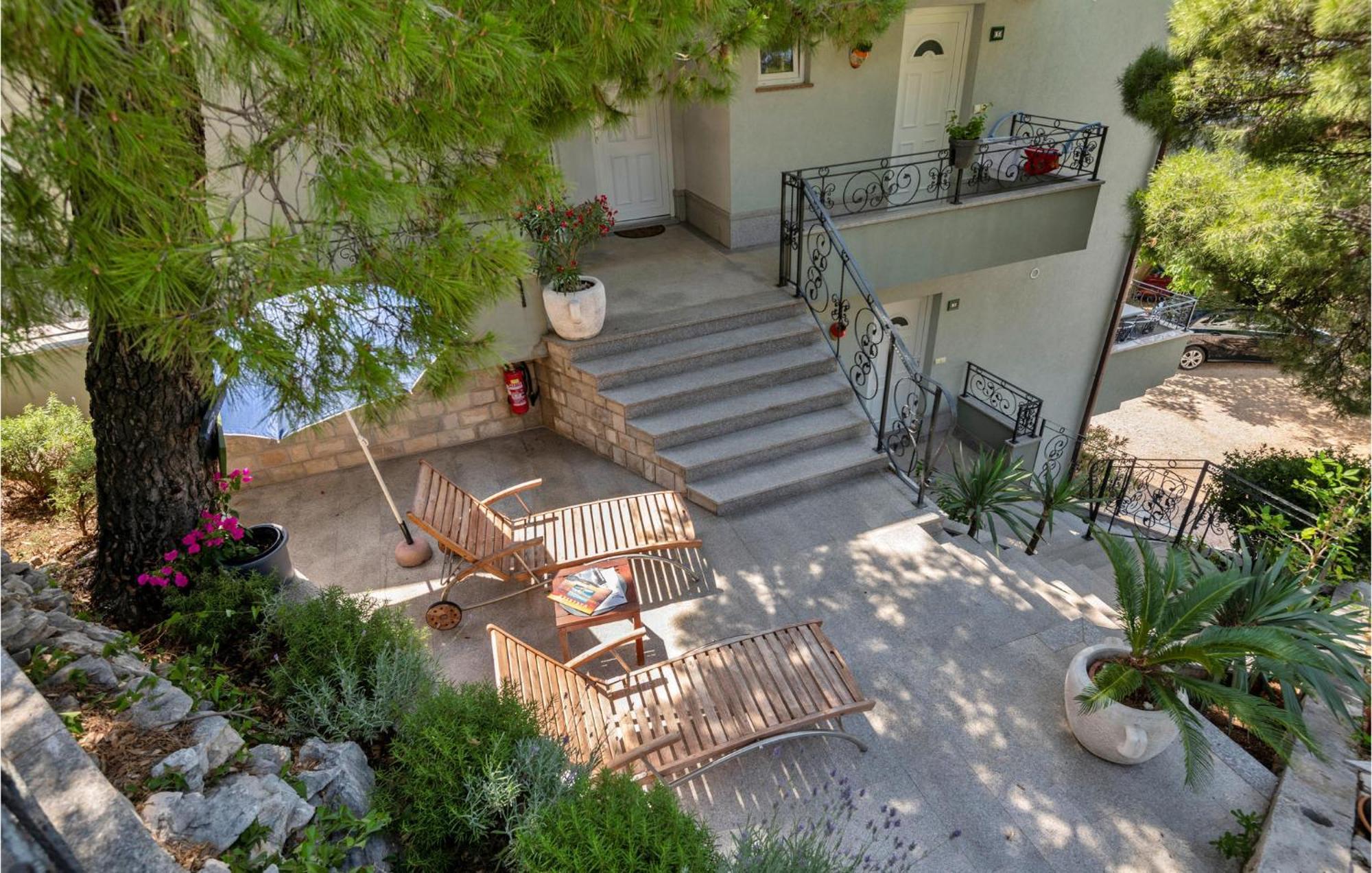 1 Bedroom Stunning Apartment In Макарска Экстерьер фото