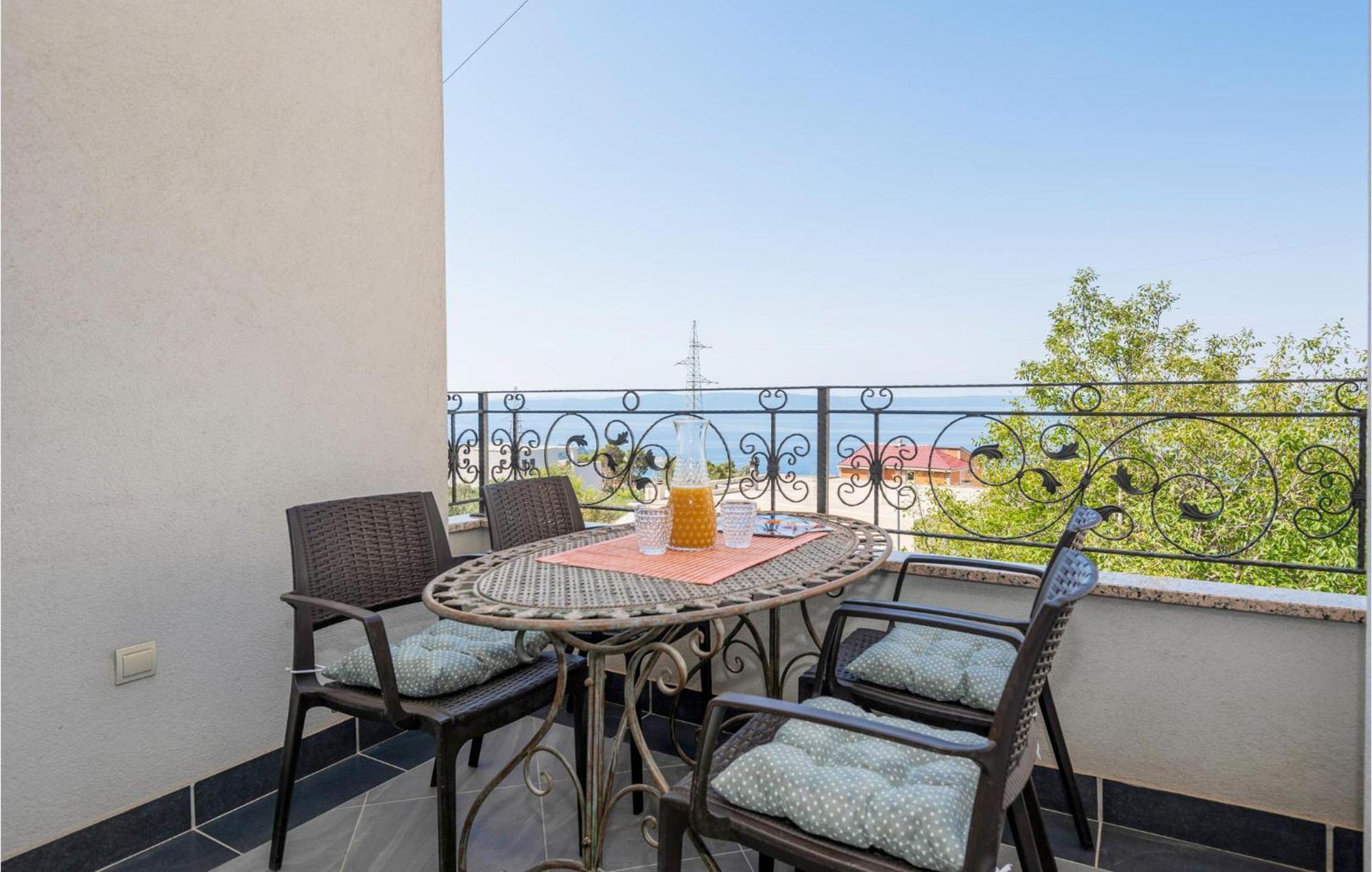 1 Bedroom Stunning Apartment In Макарска Экстерьер фото