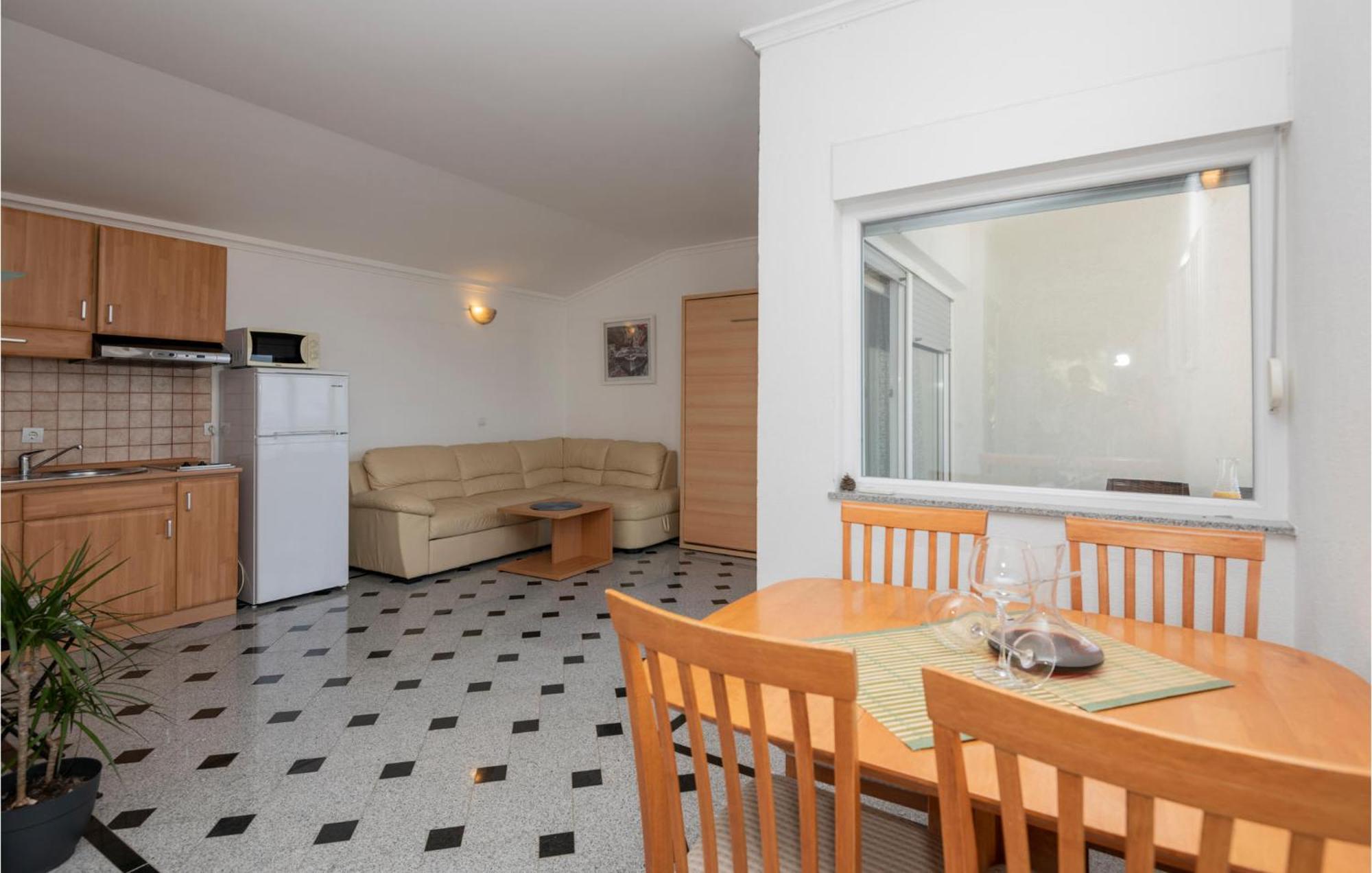 1 Bedroom Stunning Apartment In Макарска Экстерьер фото