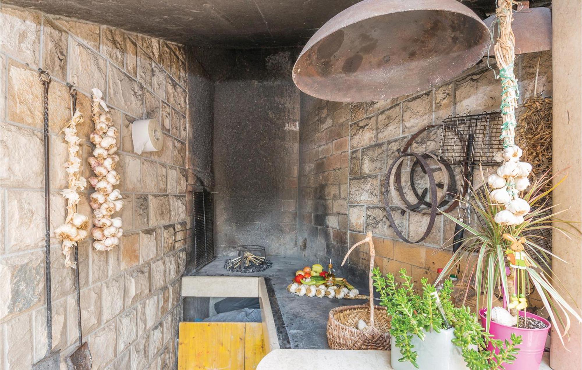 1 Bedroom Stunning Apartment In Макарска Экстерьер фото