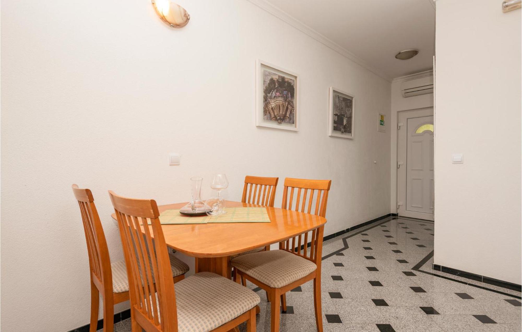 1 Bedroom Stunning Apartment In Макарска Экстерьер фото